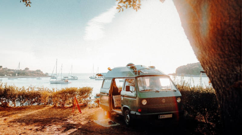 Perfekter Campingplatz am Meer mit einem VW Bus