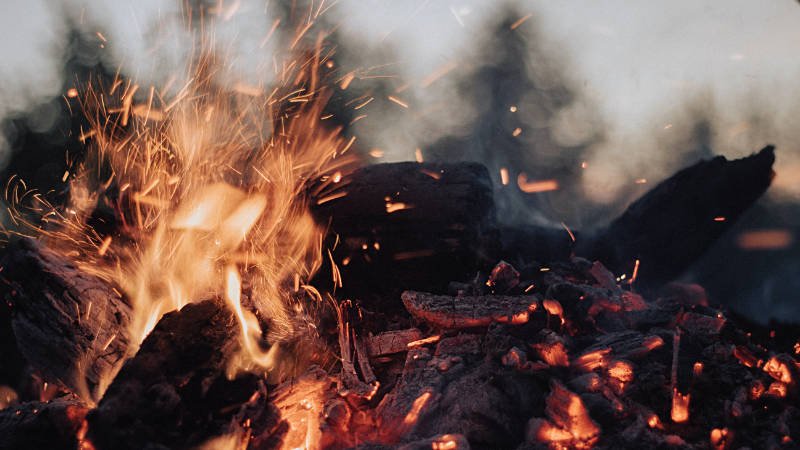 Eine Nahaufnahme eines Lagerfeuers mit Flammen. (heiÃŸ, Lagerfeuer)