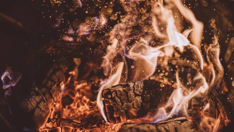 Eine Nahaufnahme eines Lagerfeuers mit blauen Flammen.